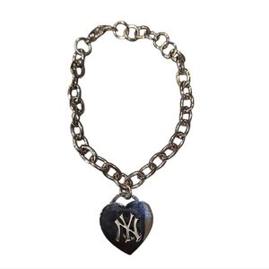 NEW YORK YANKEES SILVER COATED HEART CHARM BRACELET. NWOT.
